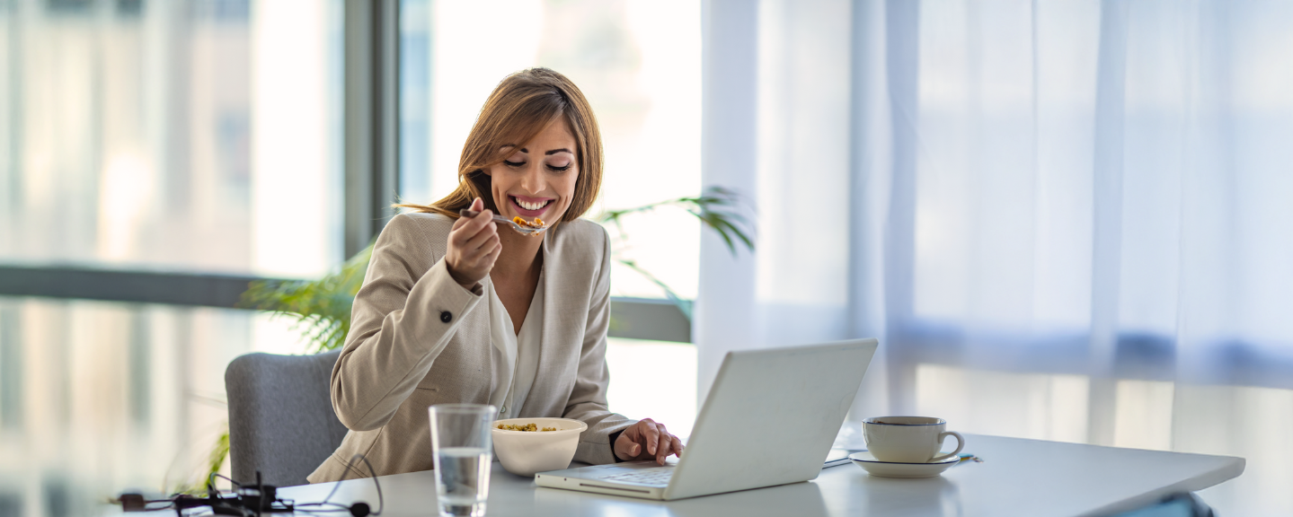 donna che mangia in ufficio